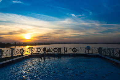 【往路のみ日本語ガイド付】【半日】アフリカ最長級のナイル川を優雅に巡るナイル川ディナークルーズ