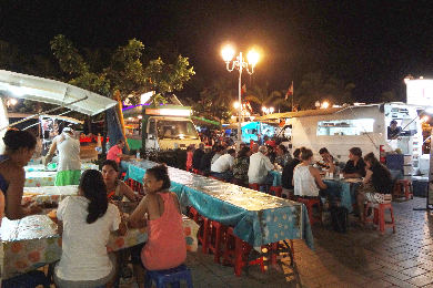 【タヒチ島発】【日本語ガイド】屋台（ルロット）送迎ツアー